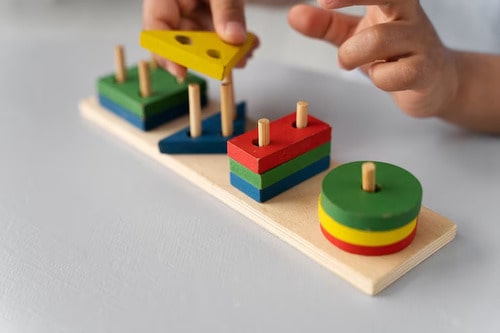 Atividade com brinquedos de encaixe para autismo