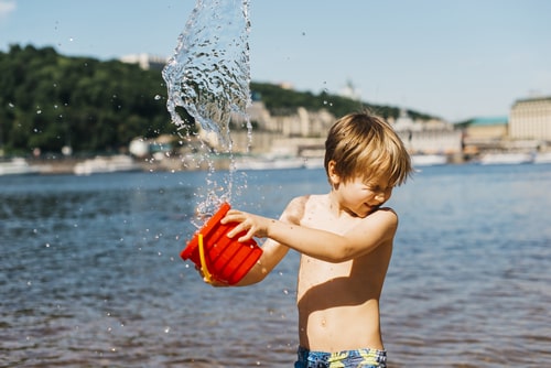 brincadeira com agua para estimulação sensorial para autismo
