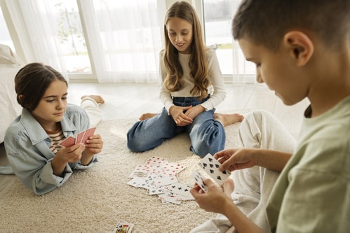 Jogos com cartas como atividade pedagógica para autismo