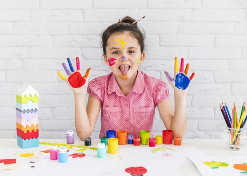 Pintura com os dedos como atividade sensorial para autismo