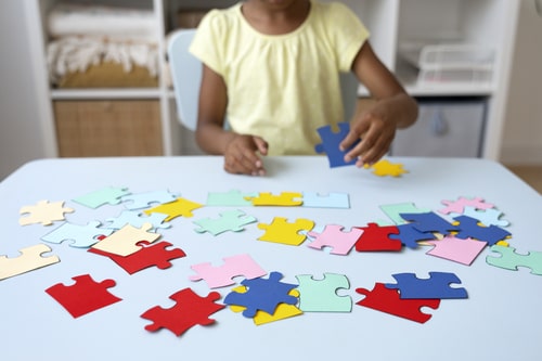 Quebra-cabeça como jogo pedagógico para crianças com autismo